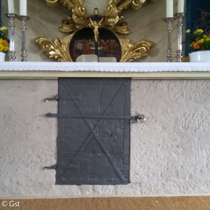 Altar in St. Michael mit verschlossener Öffnung