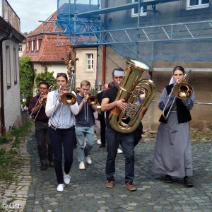 Der Zug, angeführt vom ev. Posaunenchor