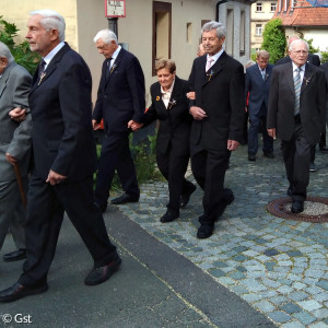 Der Zug auf dem Weg zur Kirche