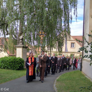 Der Zug auf dem Weg in die Kirche mit Pfrin. Lauterbach