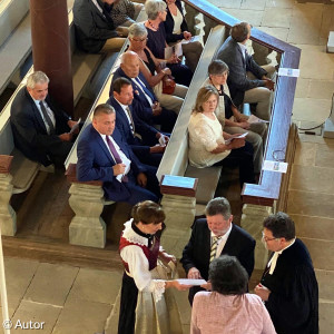 Im Vordergrund Gabriele Kofler, Bürgermeisterin von St. Felix in Südtirol - Hans Wittauer, Bürgermeister von Weidenberg - Pfr. Günter Daum - Stefan Trumpf, Partnerschaftsverein Wdbrg.