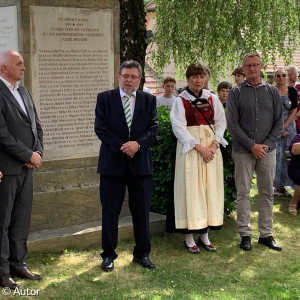 Nach dem Gottesdienst am Kirchhof vor dem Ehrenmal